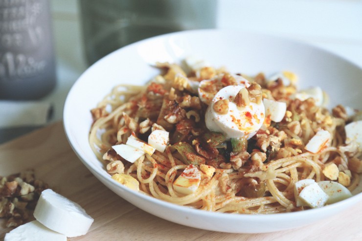 Spaghetti con verduras y queso de cabra